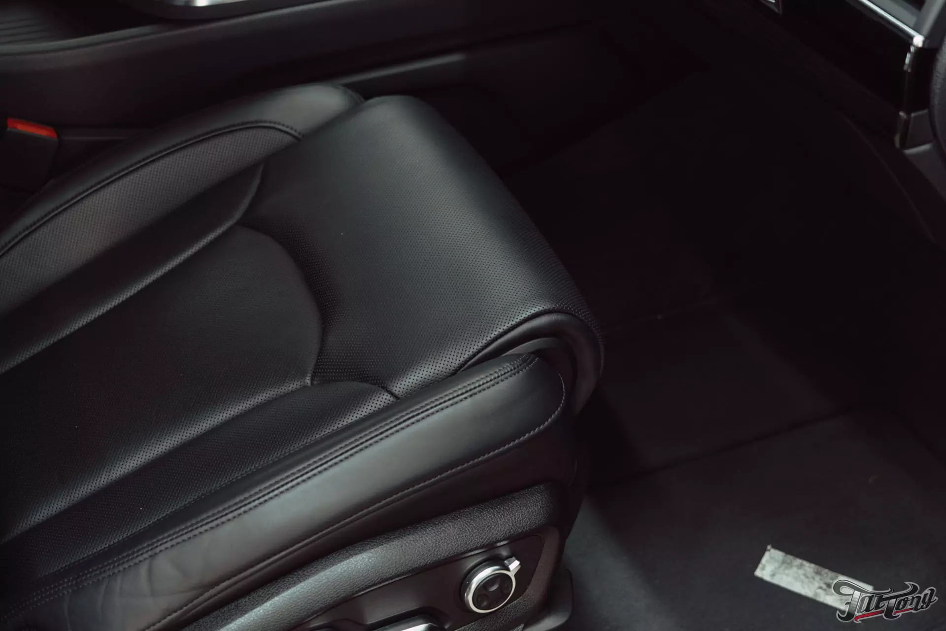 Audi Q7. Ремонт кожи в салоне